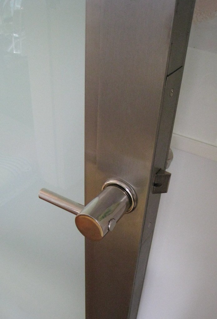 commercial door repair for door levers and knobs